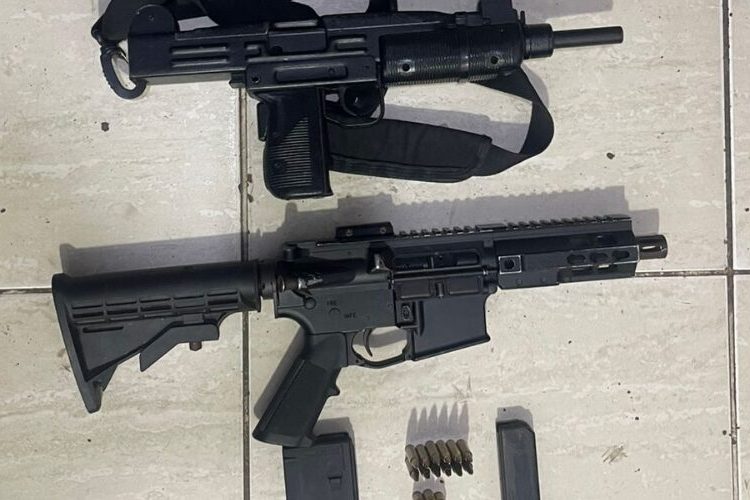 Dicrim de la PN apresa hombre en flagrante delito con dos fusiles en La Vega