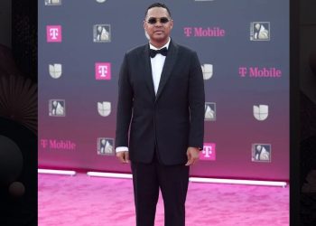 Santiago Matías seleccionado en la lista de los mejores vestidos de People en Español