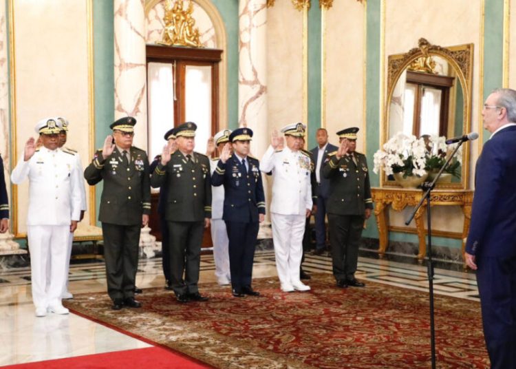 Abinader asciende a 9,514 miembros de la Policía Nacional y promueve nuevos tenientes coroneles