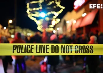 Suspenden a dos agentes del  por supuestamente mentir tras disparar a un venezolano