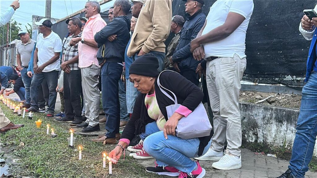 Residentes de Bonao realizan encendido de velas contra planta de gas en la avenida Juan Bosch - Noticias de hoy en República Dominicana | De Último Minuto