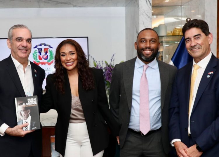 Abinader comparte con la comunidad dominicana en Emiratos Árabes Unidos