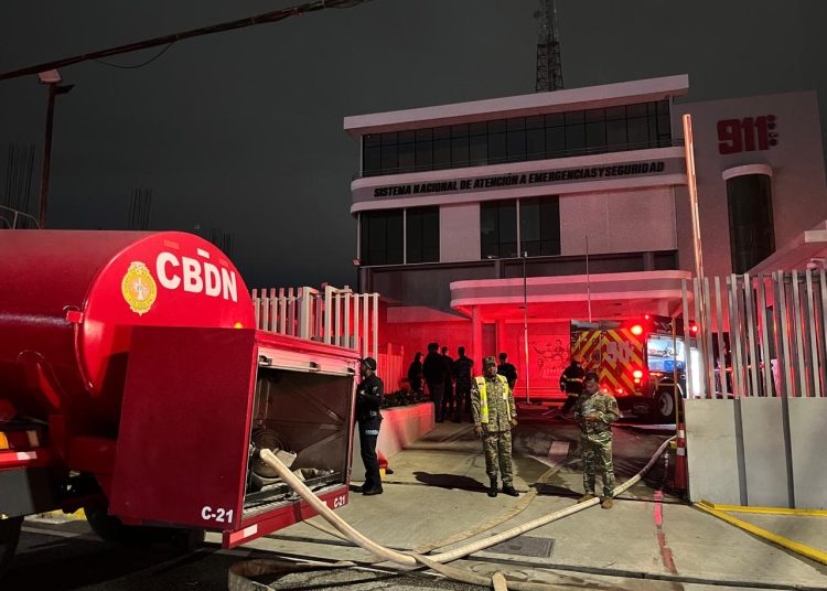 Conato de incendio obliga a evacuar sede del 9-1-1 en la Zona Metropolitana; operaciones continúan desde Santiago