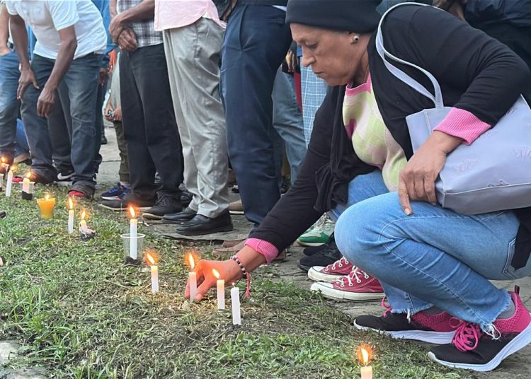 Residentes de Bonao realizan encendido de velas contra planta de gas en la avenida Juan Bosch