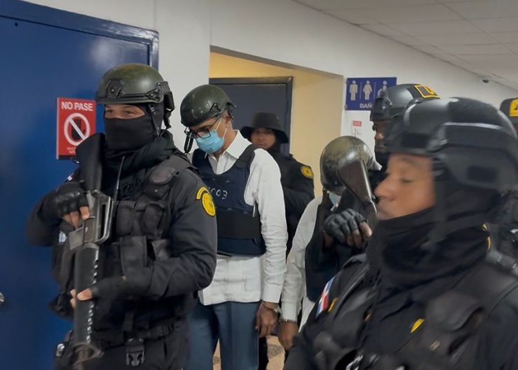 Cabizbajo, Santiago Hazim es llevado al baño a pocos minutos de iniciada la audiencia