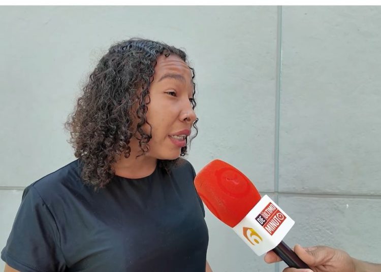 Estilista denuncia intento de homicidio, amenazas y presuntas irregularidades judiciales en Sosúa