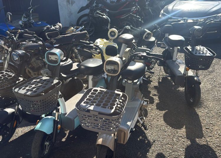 Alcalde Alex Díaz acuerda regulación del uso de patinetas eléctricas en San Francisco de Macorís