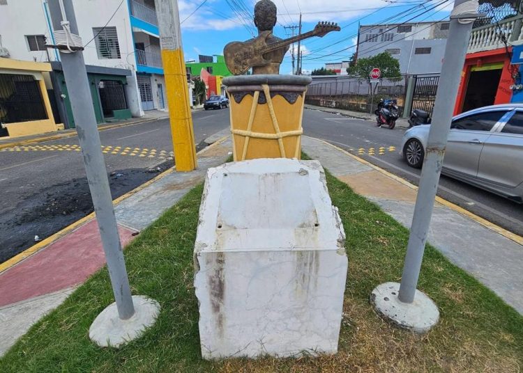 Roban tarja del Parque Luis “Terror” Días en Bonao