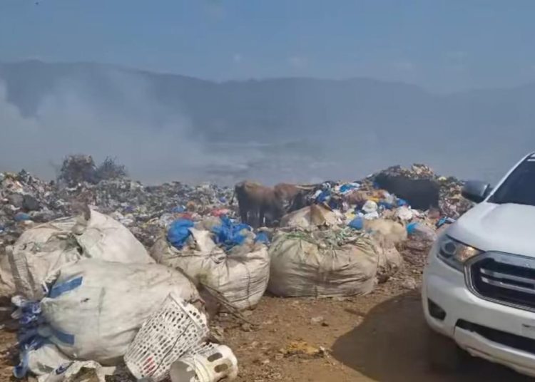 Incendio en vertedero de Falconbridge retrasa recogida de basura en Monseñor Nouel