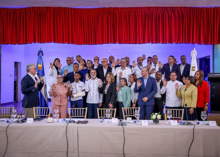 Luis Miguel De Camps formaliza la Mesa de los 5 Pilares en Santiago con énfasis en convivencia y armonía escolar