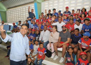 Ministro Kelvin Cruz inicia reconstrucción de multiuso en Jima Abajo