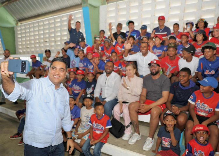 Ministro Kelvin Cruz inicia reconstrucción de multiuso en Jima Abajo