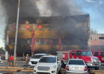 Incendio afecta mueblería L&R en Villa Mella
