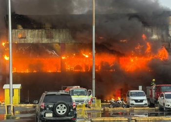 Electrodomésticos comienzan a desplomarse en medio del incendio en tienda en Villa Mella