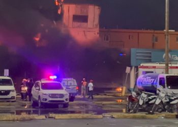 Policía niega se produjeran saqueos durante incendio en tienda de electrodomésticos en Villa Mella