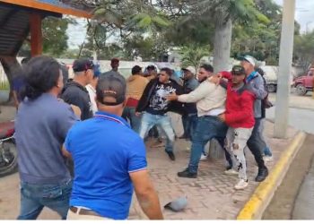 Enfrentamiento entre rutas de transporte deja heridos y vehículos vandalizados en Rafey, Santiago