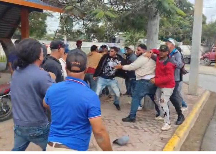 Enfrentamiento entre rutas de transporte deja heridos y vehículos vandalizados en Rafey, Santiago
