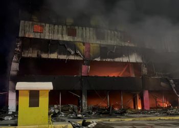 Incendio en Villa Mella está sofocado en un 90%; no hay víctimas mortales