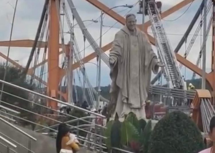 Hombre intenta lanzarse del Puente Hermanos Patiño y genera caos vehicular en Santiago