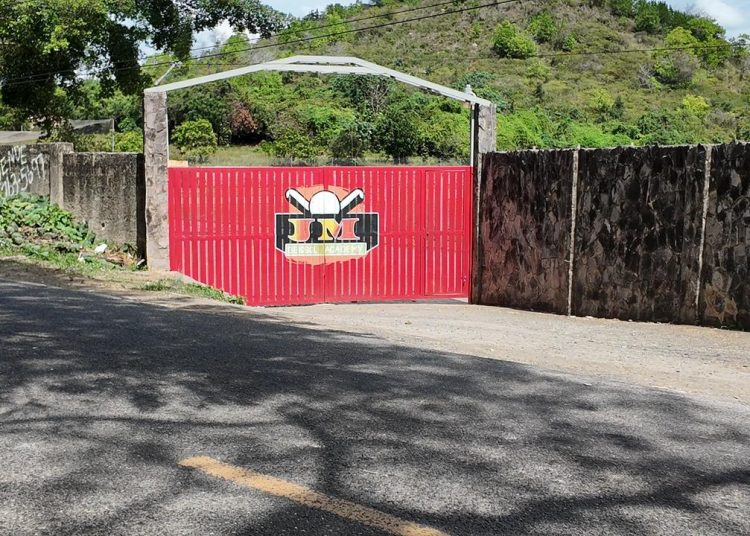 Academia donde entrenaba prospecto ahogado permanece cerrada; padres denuncian falta de respuestas