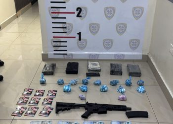 Policía apresa a hombre con fusil, RD$500,000 en efectivo y presunta droga en el DN