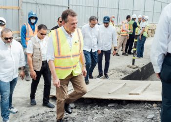 Ito Bisonó supervisa trabajos en la Calle del Sol en Santiago