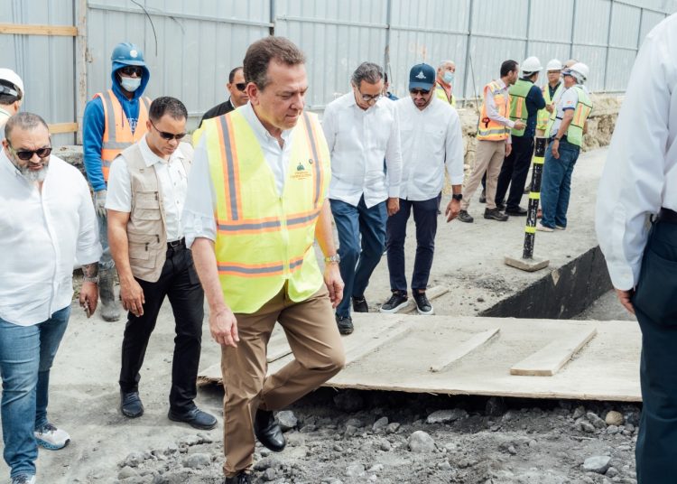 Ito Bisonó supervisa trabajos en la Calle del Sol en Santiago