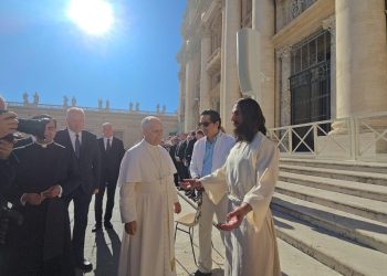 Walt Wizard instala su hiperrealismo en nuevos escenarios y reaviva el diálogo sobre la escultura contemporánea