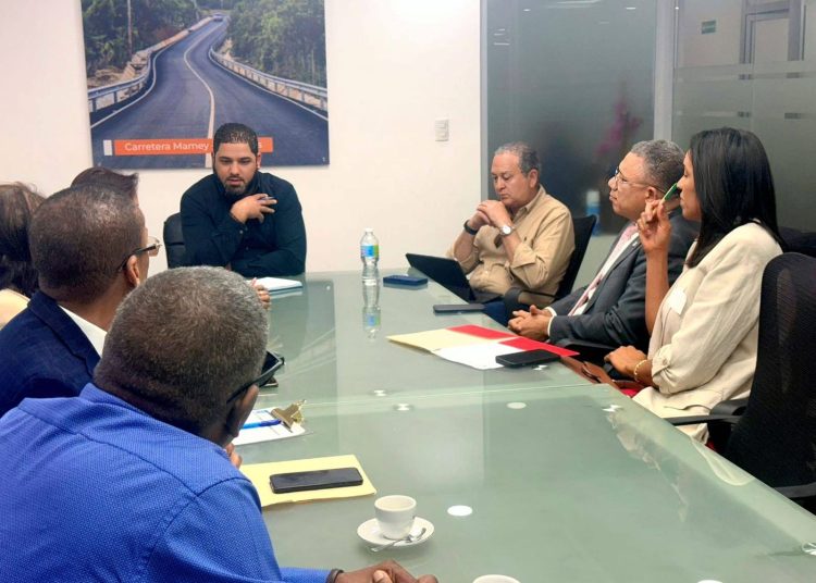 Gobernadora Teodora Mullix gestiona soluciones ante Obras Públicas para importantes obras en Samaná