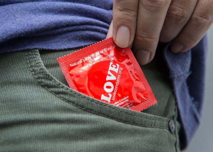 Fundación AHF llama a reforzar el uso del condón; impulsa campaña “Sólo Póntelo”