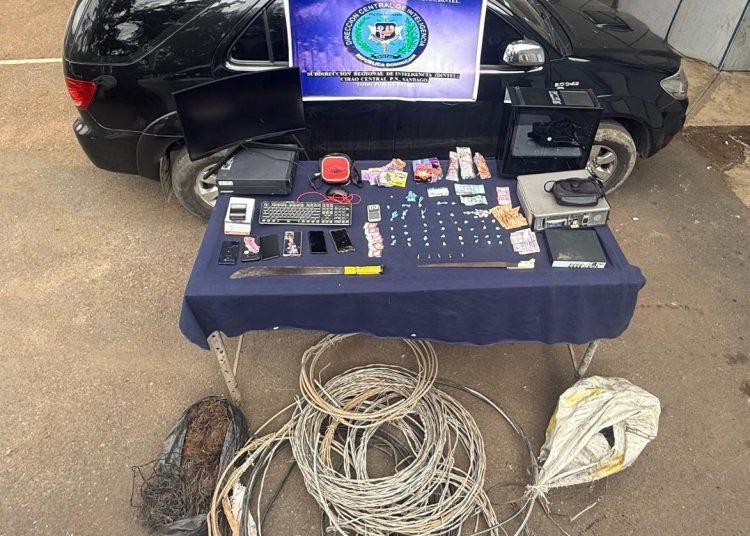 Desmantelan red de ciberdelincuencia y microtráfico en Santiago; ocupan armas, drogas y equipos tecnológicos