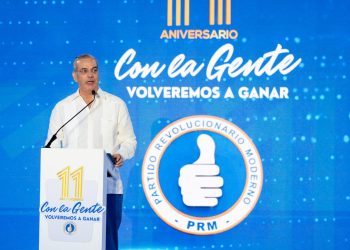 Abinader reta a la oposición a “buscar en Google” cifras sobre pobreza, homicidios y salario mínimo