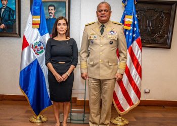 Embajadora de los Estados Unidos realiza visita oficial al ministro de Defensa