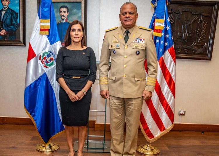 Embajadora de los Estados Unidos realiza visita oficial al ministro de Defensa