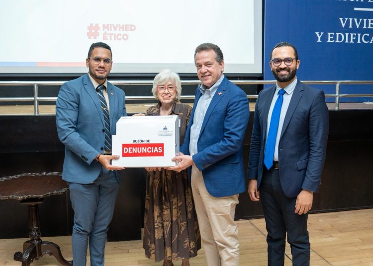 DIGEIG entrega Buzón de Denuncia Ciudadana al MIVHED para fortalecer la transparencia