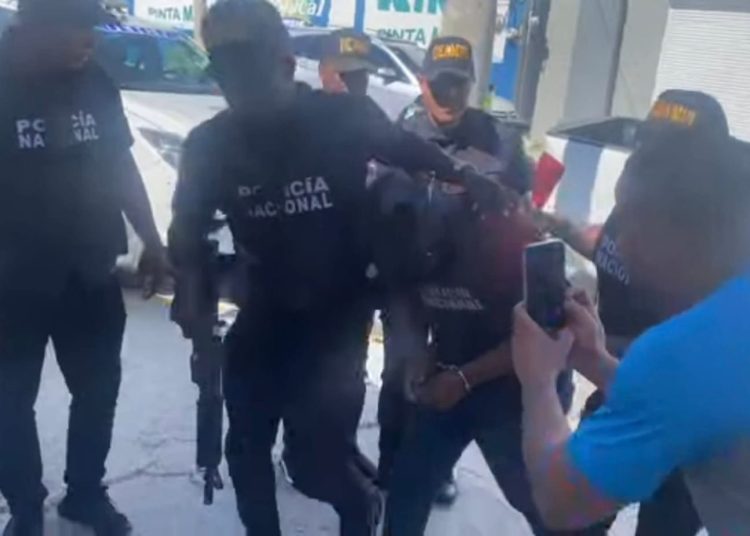 Apresan en Boca Chica a empleado municipal acusado de abusar de menores tras denuncia de Hansel García