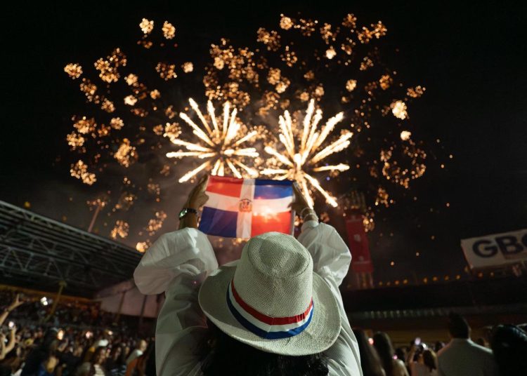 El Prodigio enciende el Estadio Cibao y sorprende junto a Juan Luis Guerra con “El Farolito”
