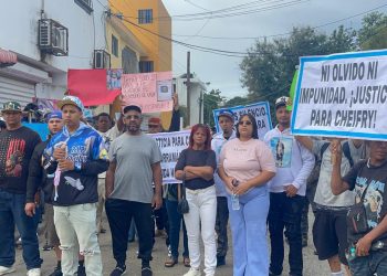 Familiares marchan en Santiago para exigir justicia por asesinato de joven en asalto
