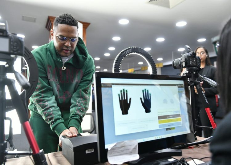 Santiago Matías, primer influencer en recibir nueva cédula; destaca seguridad del documento