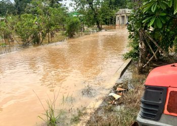 Fuertes lluvias provocan inundaciones y comunidades incomunicadas en Las Gordas, Nagua