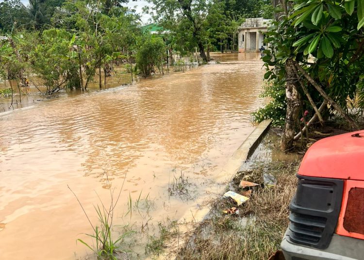 Fuertes lluvias provocan inundaciones y comunidades incomunicadas en Las Gordas, Nagua