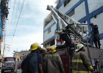 Bomberos han sofocado un 50 % de las llamas en almacén de Tiendas Garrido