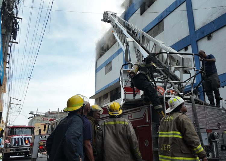 Bomberos han sofocado un 50 % de las llamas en almacén de Tiendas Garrido
