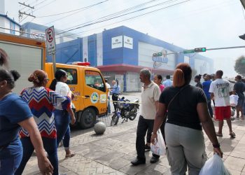Pese a la humareda por incendio en Garrido, algunos comerciantes de la Duarte siguen operando