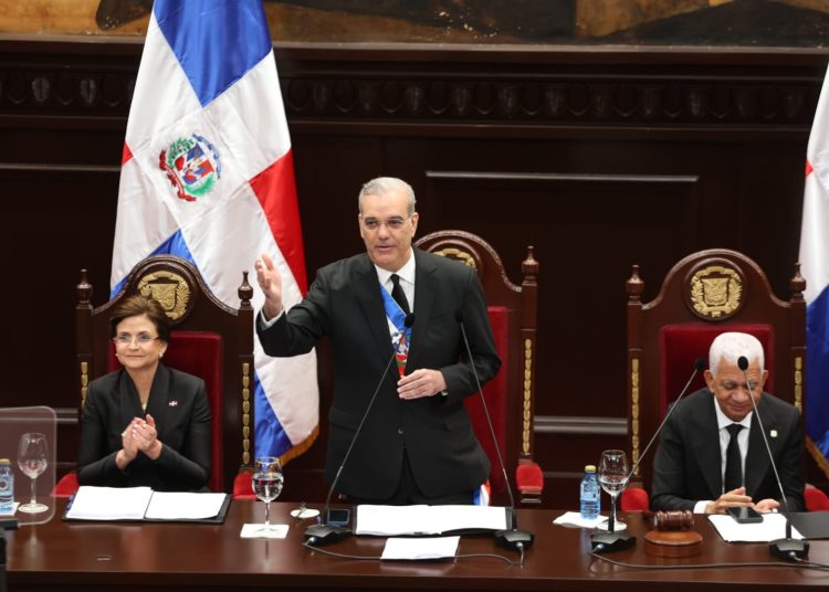 “Sin educación no hay nación”, destaca Abinader al reconocer a estudiante en rendición de cuentas