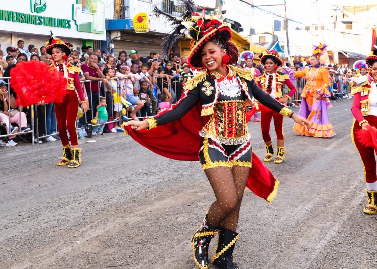 ¡Explosión de color, tradición y cultura! Carnaval de Herrera celebra por todo lo alto su entrega número 43