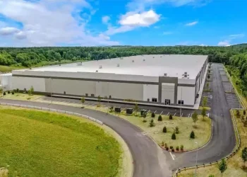 Ciudades de EE.UU. repudian millonario plan de adaptar almacenes en centros migratorios