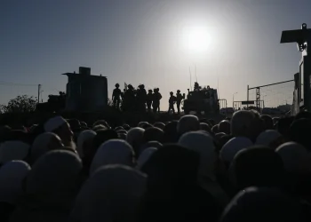 Unos 80.000 palestinos rezan en Al Aqsa en Ramadán en medio de las restricciones israelíes