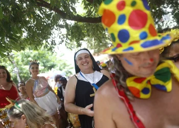Brasil se resiste a despedir el Carnaval con decenas de desfiles por sus calles