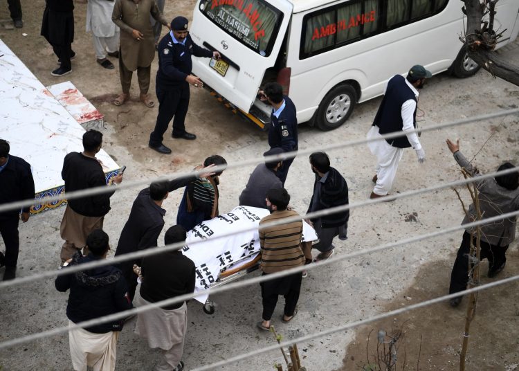 Al menos 31 muertos y 169 heridos en un atentado suicida en una mezquita de Islamabad